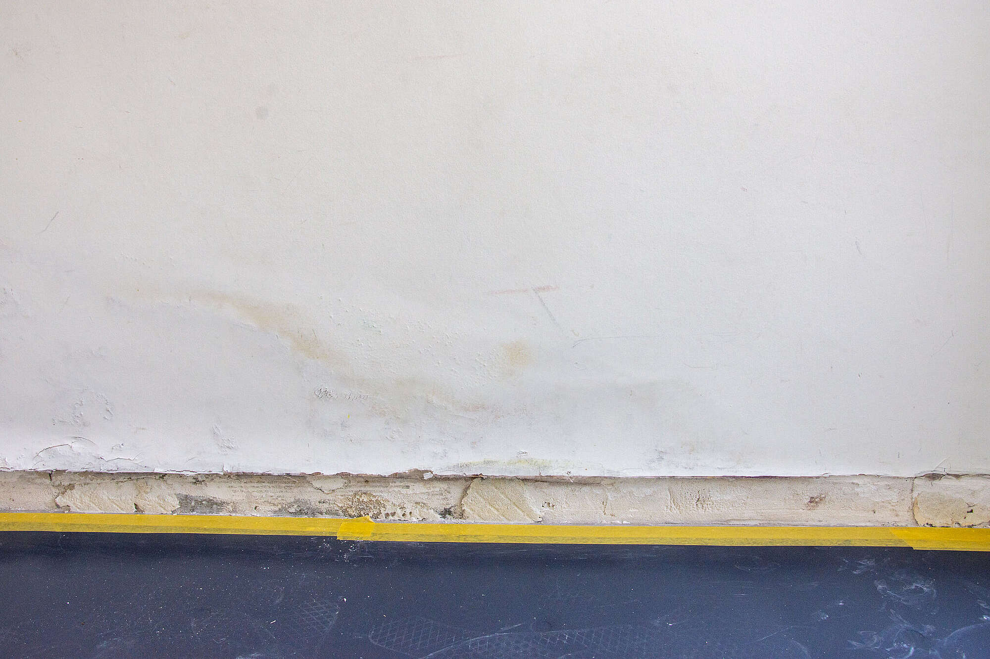 Verf bladdert af door opstijgend vocht