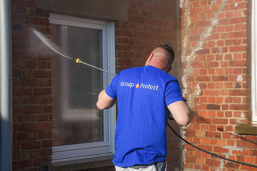 Gevelbehandeling hydrofuge door een medewerker van Aqua Protect voor het tegengaan van doorslaand vocht